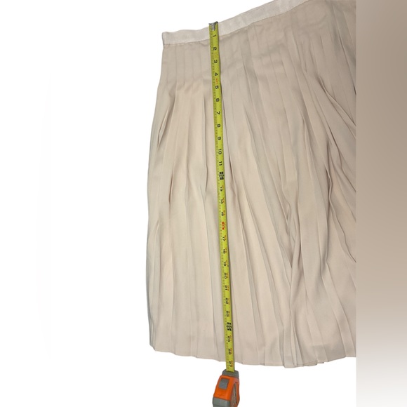 Ann Taylor Nude Pleated Skirt Woman’s 6 - Picture 4 of 6